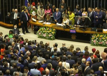 Parlamentares tomam posse na Câmara dos Deputados
