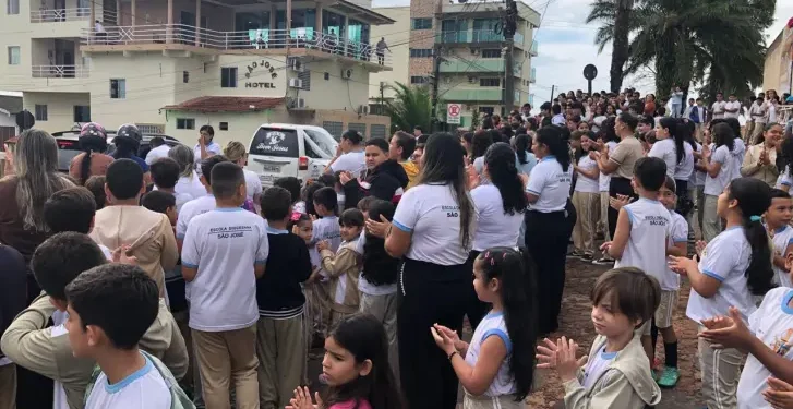 Escola São José presta última homenagem a José Araújo, de 11 anos, sepultado após tragédia no Rio Juruá