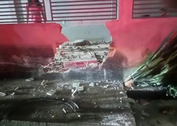Caminhonete colide contra muro durante a madrugada em Cruzeiro do Sul