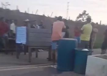 Moradores interditam BR-364 em protesto por melhorias no Ramal 7, em Cruzeiro do Sul