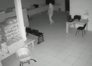 Criminosos encapuzados invadem almoxarifado e furtam merenda escolar em Mâncio Lima