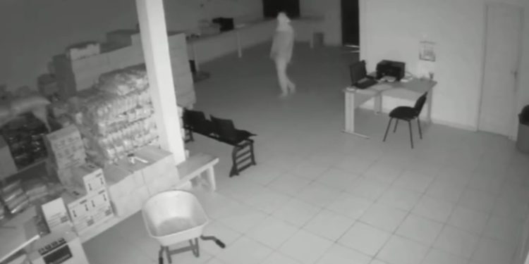 Criminosos encapuzados invadem almoxarifado e furtam merenda escolar em Mâncio Lima