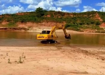 Retroescavadeira é usada nas buscas por Davi, de 8 anos, desaparecido no Rio Juruá
