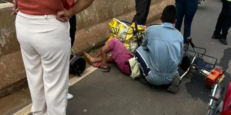 Ciclista fica gravemente ferido após ser atingido por veículo na Ponte da União, em Cruzeiro do Sul