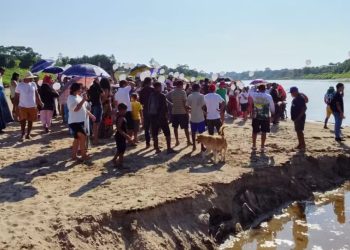 Homenagem com balões e orações emociona comunidade durante buscas por Davi no Rio Juruá