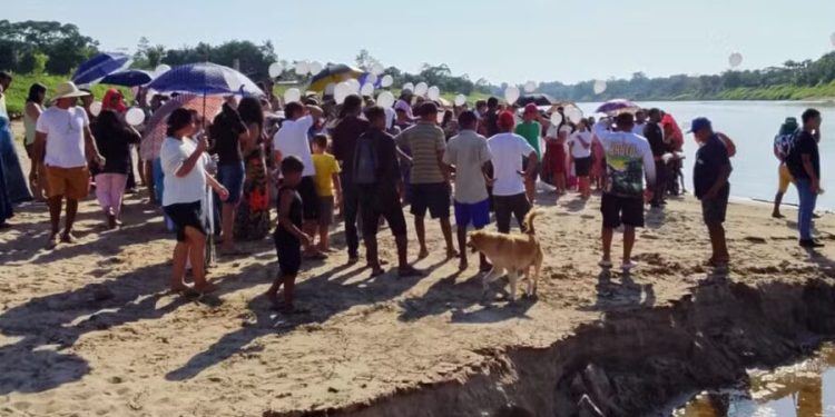 Homenagem com balões e orações emociona comunidade durante buscas por Davi no Rio Juruá