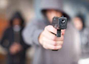 Encapuzados, quatro homens agridem morador e roubam motocicleta em Cruzeiro do Sul