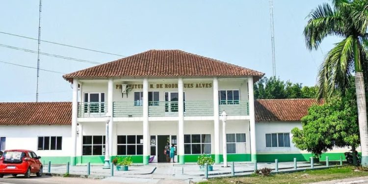 Desligamento de 300 profissionais preocupa escolas de Rodrigues Alves durante ano letivo