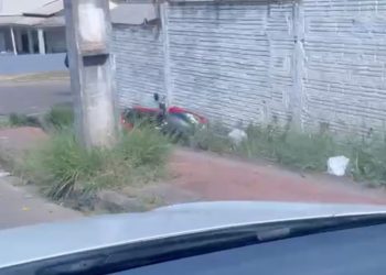 Motociclista fica ferida após colisão com carro em Cruzeiro do Sul