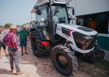 Prefeitura Cruzeiro do Sul entrega trator agrícola à Coopercafé