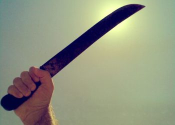 Ao ser procurado por som alto, homem recebe policiais com facão e acaba preso em Cruzeiro do Sul