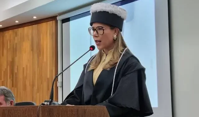 Atual juíza eleitoral de Cruzeiro do Sul superou fome, dormiu no chão e venceu 14 concursos até chegar à magistratura