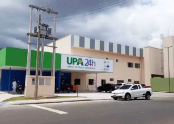 Homem é preso após causar confusão e chutar porta da UPA em Cruzeiro do Sul