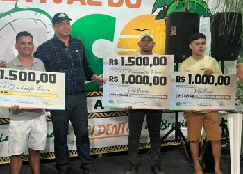 Josimar Silva Rodrigues vence concurso de maior cacho de coco em Mâncio Lima