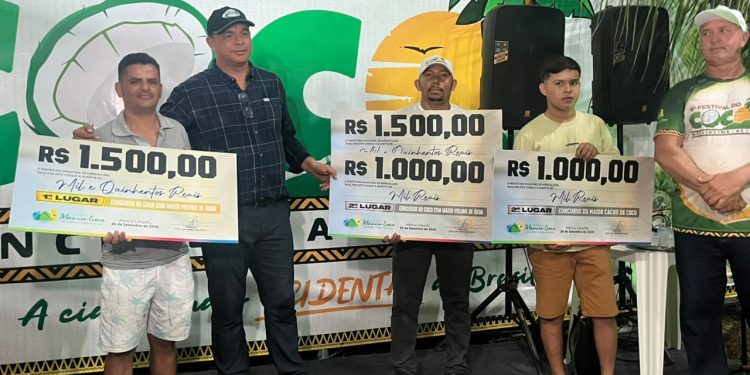 Josimar Silva Rodrigues vence concurso de maior cacho de coco em Mâncio Lima