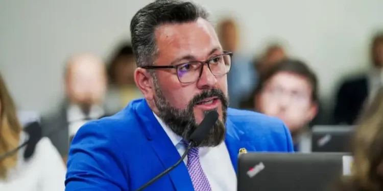 Projeto de Alan Rick vira lei e cria política nacional para pessoas com doença pulmonar rara
