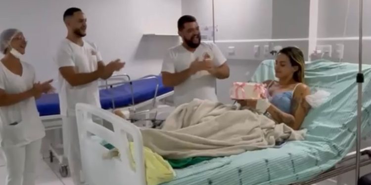 Internada após acidente, servidora de Tarauacá ganha bolo e parabéns de servidores em hospital de Cruzeiro do Sul