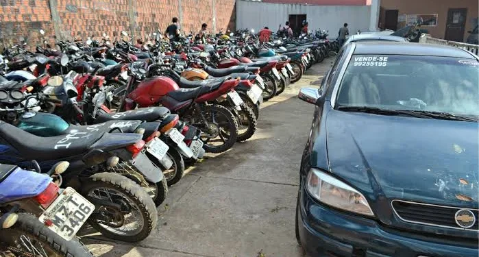 Prefeitura de Mâncio Lima autoriza leilão de caminhões, máquinas, Hilux e equipamentos sem uso