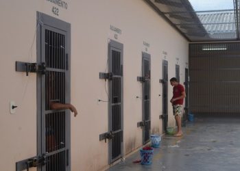 Detento é flagrado com maconha na boca durante revista no Presídio Manoel Neri