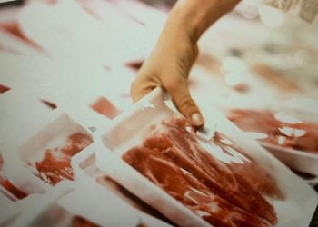 Homem é preso após ser flagrado furtando carnes de supermercado em Cruzeiro do Sul