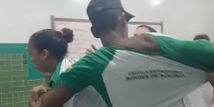 Vídeo registra confusão entre alunos dentro de escola em Porto Walter