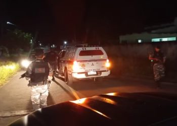 PM apreende maconha e encontra câmera usada para monitorar rua durante cumprimento de mandado em Cruzeiro do Sul