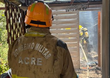Fogo atinge residência onde estavam bebê e babá; vizinhos ajudaram a retirar móveis