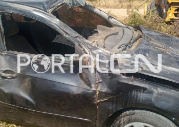 Motorista sofre ferimentos na cabeça e nas costelas após carro capotar na zona rural de Cruzeiro do Sul