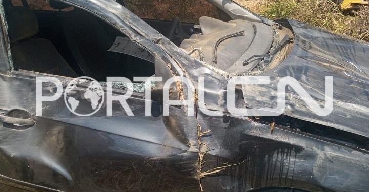 Motorista sofre ferimentos na cabeça e nas costelas após carro capotar na zona rural de Cruzeiro do Sul