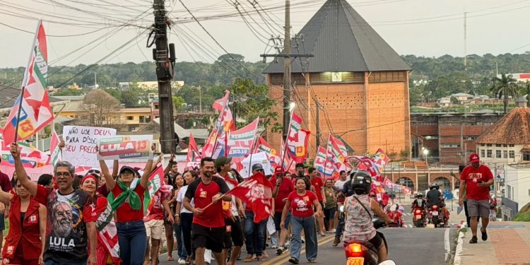 Caminhada em apoio a Lula reúne milhares de pessoas em Cruzeiro do Sul