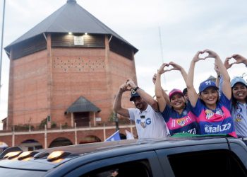 Cruzeiro do Sul é tomada por emoção em carreata com mais de 2 mil veículos em apoio a Mailza e Jéssica