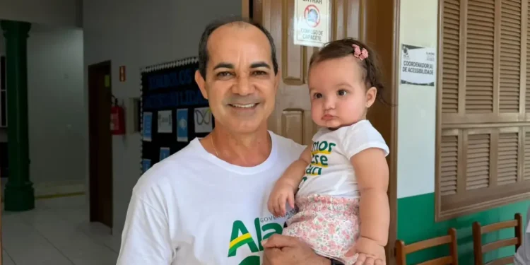 Com a neta no colo, Zequinha lima vota em Cruzeiro do Sul