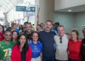 Pedro Longo chega a Cruzeiro do Sul após eleição e é recebido por apoiadores no aeroporto