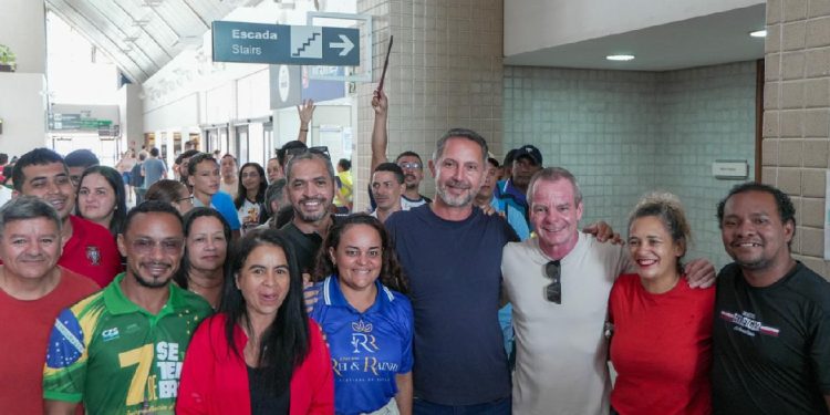 Pedro Longo chega a Cruzeiro do Sul após eleição e é recebido por apoiadores no aeroporto