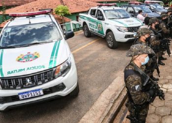 PM apreende pistola, munições e cocaína durante festa na zona rural de Cruzeiro do Sul