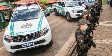PM apreende pistola, munições e cocaína durante festa na zona rural de Cruzeiro do Sul
