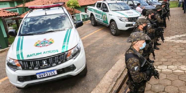 PM apreende pistola, munições e cocaína durante festa na zona rural de Cruzeiro do Sul