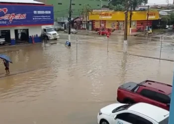 Chuva forte provoca alagamento em frente à Câmara Municipal de Cruzeiro do Sul