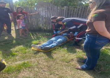 Motociclista fica ferido após grave colisão com carro em Mâncio Lima