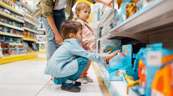 Roupas e calçados dividem espaço com brinquedos nas compras para o Dia das Crianças em Cruzeiro do Sul